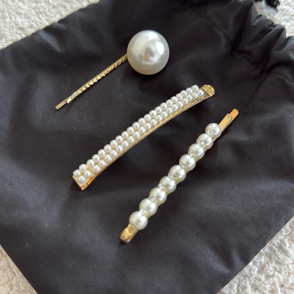 UO Pearl hair clip set